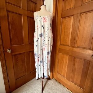 Women’s jumpsuit with adjustable shoulder straps and pockets